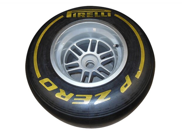 Für guten Zweck unter Hammer: original Pirelli Formel-1-Reifen