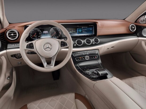 Titel-Bild zur News: Mercedes-Benz E-Klasse Innenraum 2016
