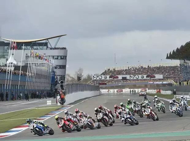Start zum Rennen der Superbike-WM in Assen 2015 Titel-Bild zur News: Start zum Rennen der Superbike-WM in Assen 2015