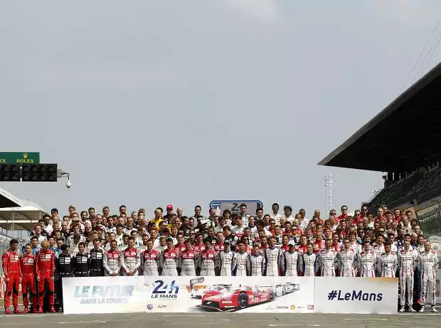 Gruppenfoto aller Le-Mans-Fahrer 2015 Titel-Bild zur News: Gruppenfoto aller Le-Mans-Fahrer 2015