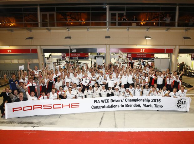 Titel-Bild zur News: Porsche Feier Bahrain LMP1