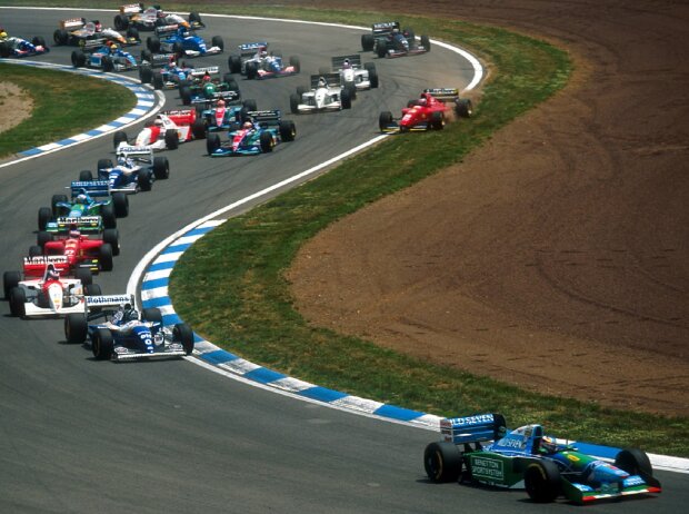 Michael Schumacher führt ein Formel-1-Rennen an