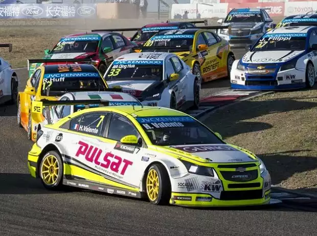 Gabriele Tarquini kollidiert mit Hugo Valente Titel-Bild zur News: Gabriele Tarquini kollidiert mit Hugo Valente