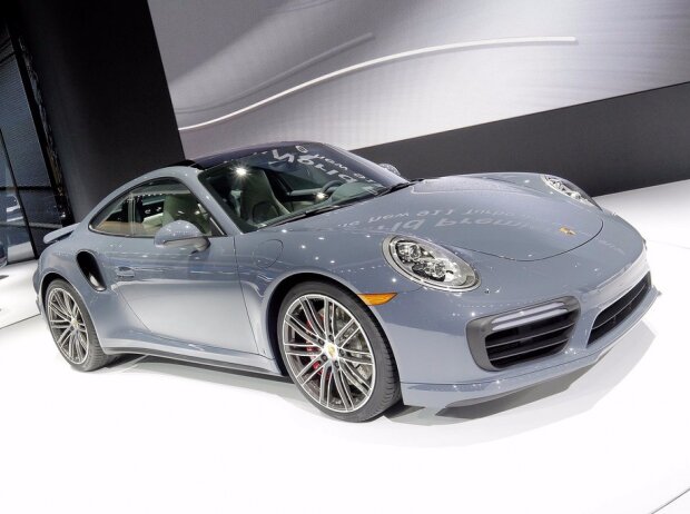 Titel-Bild zur News: Der Porsche 911 Turbo schräg von vorne betrachtet