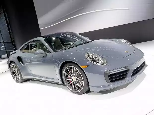 Der Porsche 911 Turbo schräg von vorne betrachtet Titel-Bild zur News: Der Porsche 911 Turbo schräg von vorne betrachtet