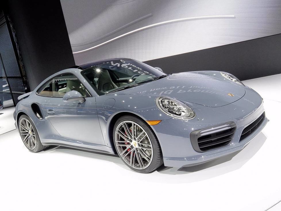 Der Porsche 911 Turbo schräg von vorne betrachtet