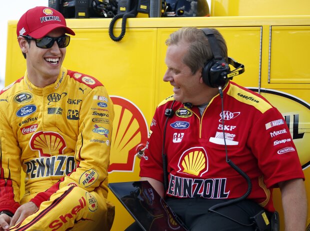 Joey Logano und Crewchief Todd Gordon