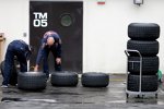 Pirelli-Mechaniker waschen Reifen