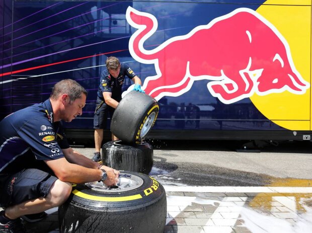 Titel-Bild zur News: Red-Bull-Mechaniker mit Pirelli-Reifen