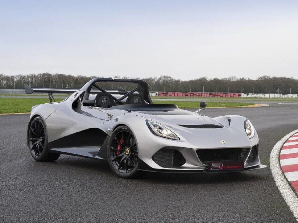 Vorderansicht des Lotus 3-Eleven auf der Rennstrecke