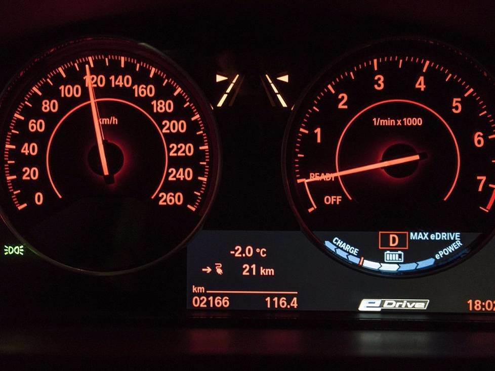 Cockpitanzeigen im BMW 330e