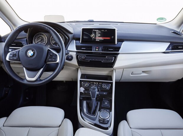 Cockpit des BMW 225xe