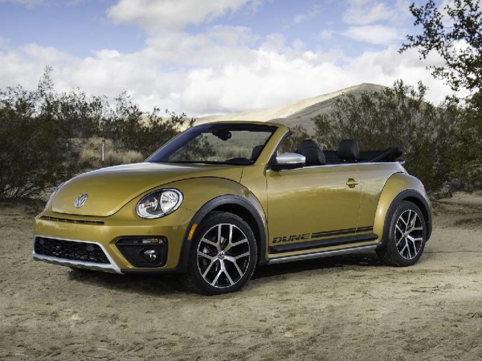 Frontansicht des Volkswagen Beetle Dune in der Wüste