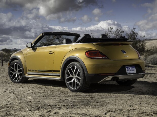 Heckansicht des Volkswagen Beetle Dune in der Wüste