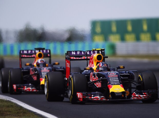 Titel-Bild zur News: Daniil Kwjat und Daniel Ricciardo in ihren Formel-1-Autos