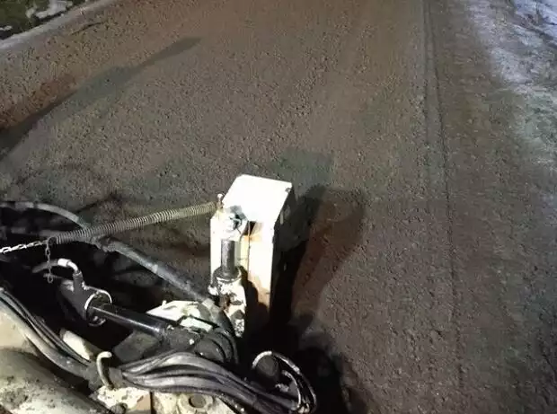 Baumaschine bearbeitet die Straßen der Rallye Schweden Titel-Bild zur News: Baumaschine bearbeitet die Straßen der Rallye Schweden