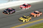 Denny Hamlin (Gibbs), Kyle Busch (Gibbs), Carl Edwards (Gibbs) und Kyle Larson (Ganassi) 