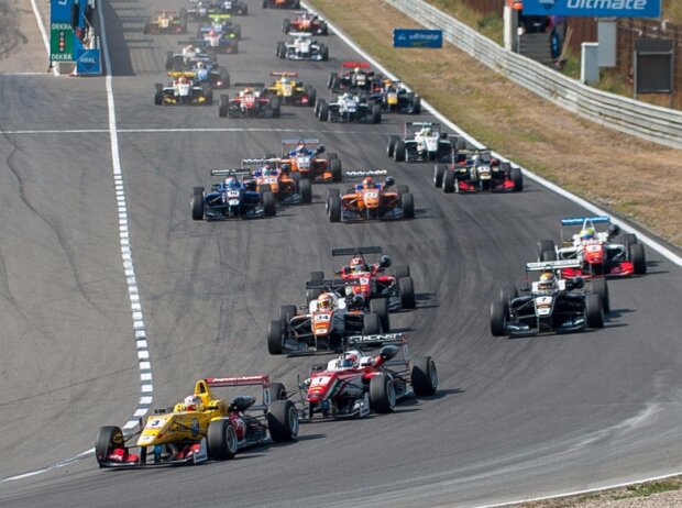 Titel-Bild zur News: Start des Formel-3-Rennens