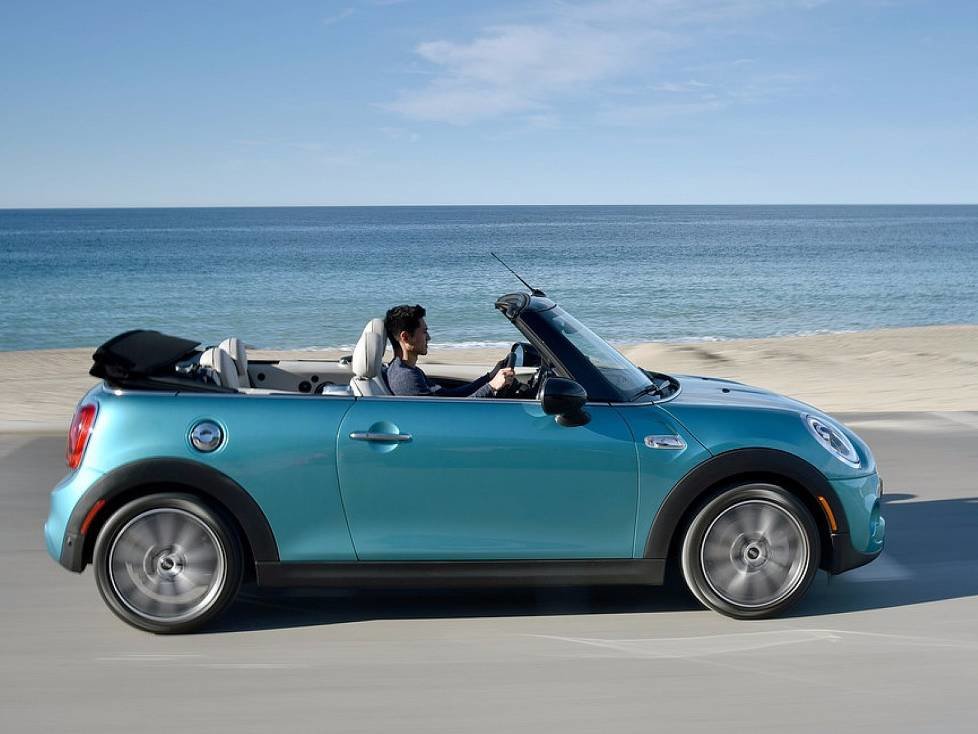 Seitenansicht des offenen Mini Cooper S Cabrio 2016