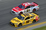Kyle Busch (Gibbs) und Ryan Blaney (Wood) 