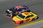 Joey Logano (Penske) und Denny Hamlin (Gibbs) 