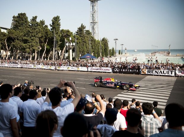 Titel-Bild zur News: David Coulthard bei Showrun in Baku