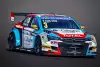 Bild zum Inhalt: Tom Chilton zeigt die Lackierung seines WTCC-Citroen