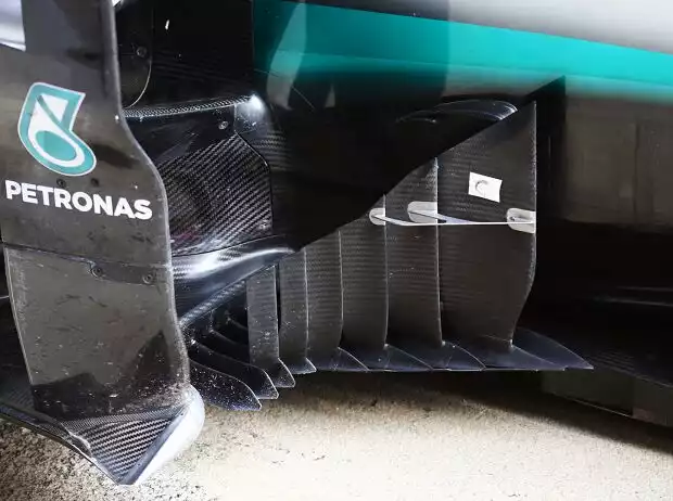 Titel-Bild zur News: Mercedes, Leitblech