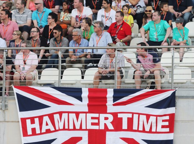 Titel-Bild zur News: Fans Hammertine Lewis Hamilton