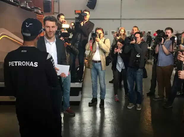 Lewis Hamilton beim Mercedes-Motorsport-Kick-off in Fellbach 2016 Titel-Bild zur News: Lewis Hamilton beim Mercedes-Motorsport-Kick-off in Fellbach 2016