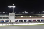 Die beleuchtete Boxengasse in Katar