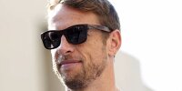 Bild zum Inhalt: Formel-1-Live-Ticker: Jenson Button reist mit Playmate ein