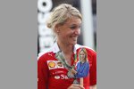 Sebastian Vettels Medienbetreuerin Britta Roeske mit einem Bild von 'Bild'-Journalistin Nicola Pohl, die heute Geburtstag hat