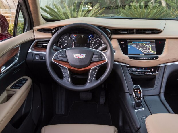 Cockpit des Cadillac XT5 2017
