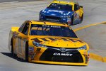 Kyle Busch (Gibbs) und Chris Buescher (Front Row) 