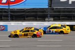 Kyle Busch (Gibbs) und Chris Buescher (Front Row) 