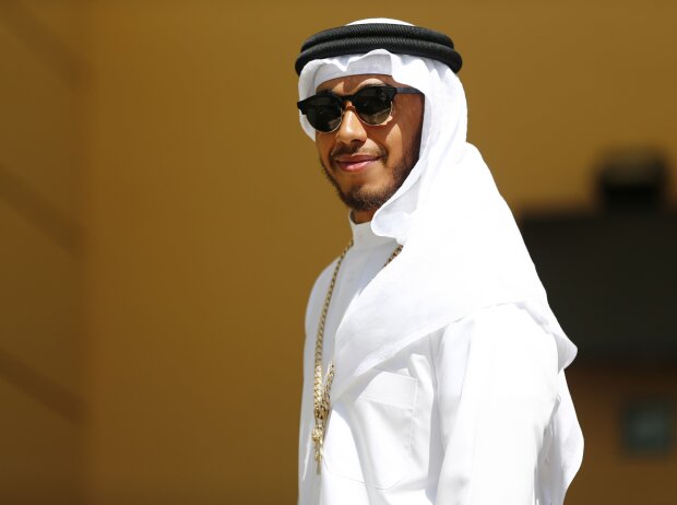 Lewis Hamilton im Scheich-Outfit