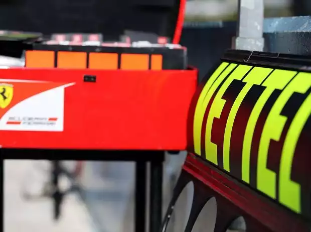 Titel-Bild zur News: Sebastian Vettel, Boxentafel, Ferrari
