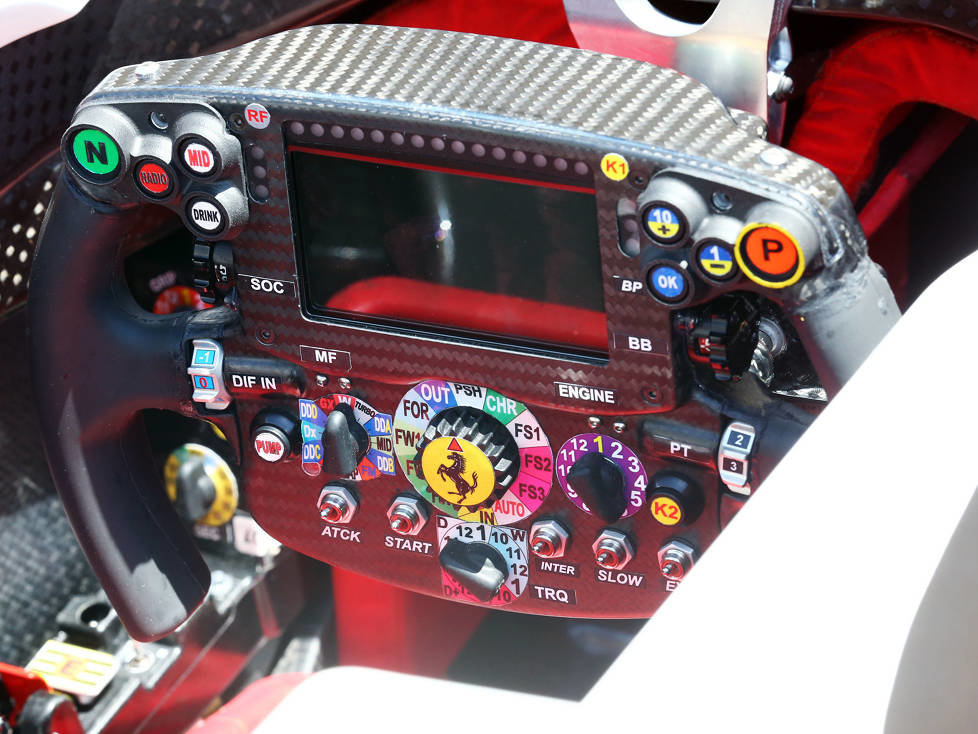 Lenkrad im Ferrari SF16-H