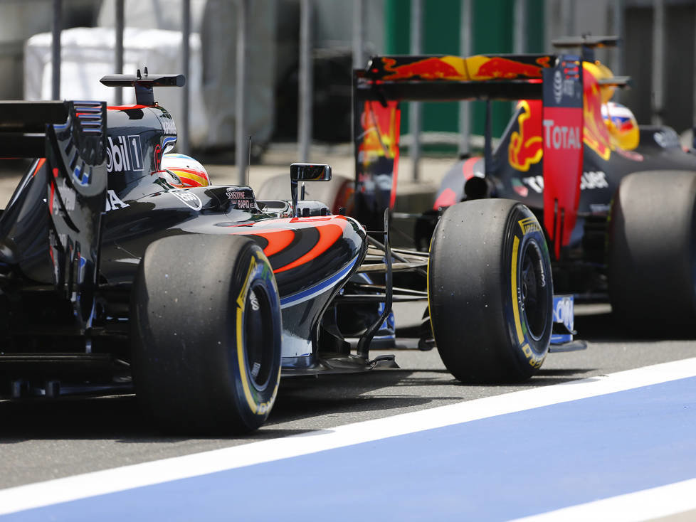 Daniel Ricciardo vor Fernando Alonso