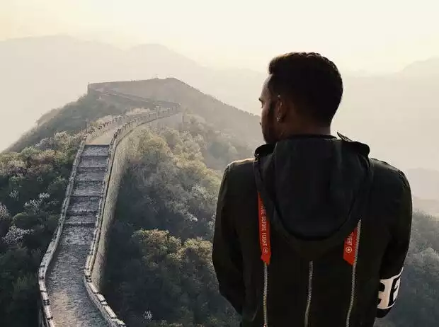 Titel-Bild zur News: Lewis Hamilton bei der Chinesischen Mauer