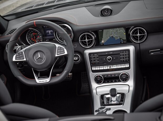 Cockpit des Mercedes-AMG SLC 43