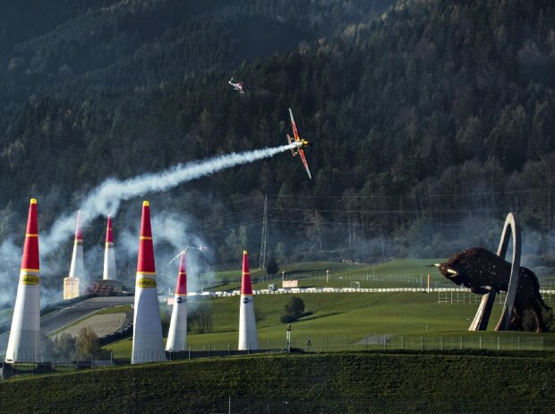 Titel-Bild zur News: Kirby Chambliss fliegt durch die Pylonen beim Red Bull Air Race am Red Bull Ring in Spielberg 2014