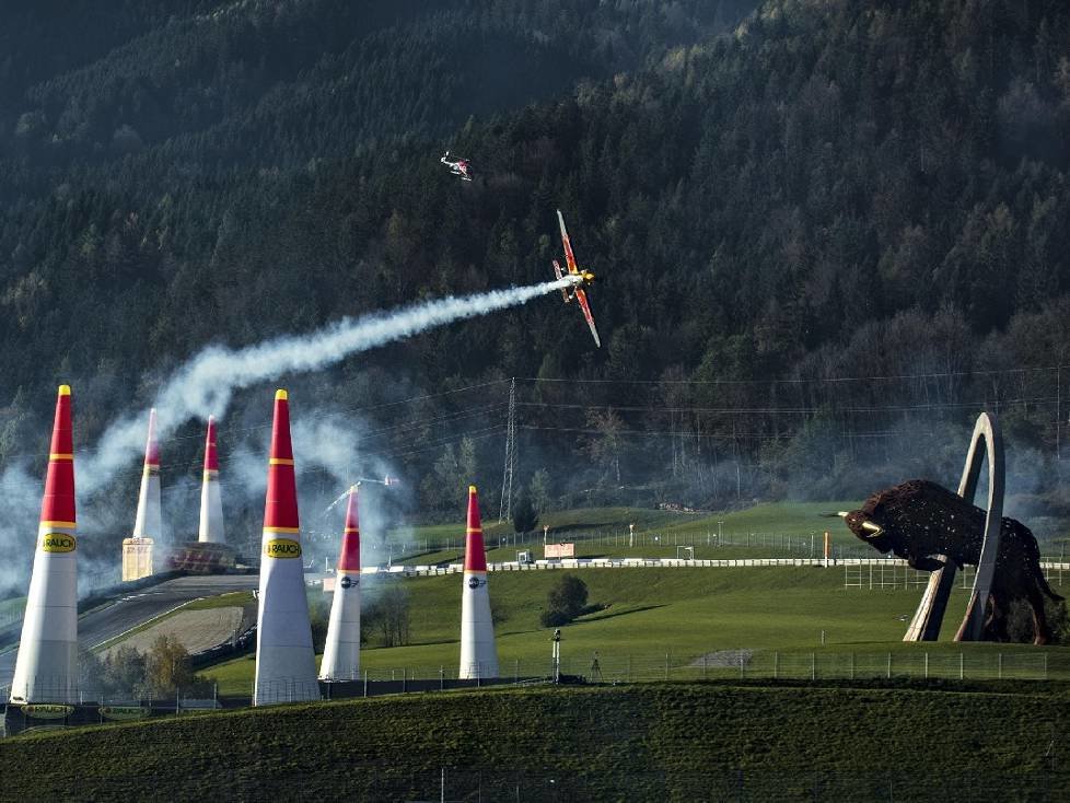 Kirby Chambliss fliegt durch die Pylonen beim Red Bull Air Race am Red Bull Ring in Spielberg 2014