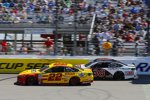 Joey Logano (Penske) und Landon Cassill (Front Row) 