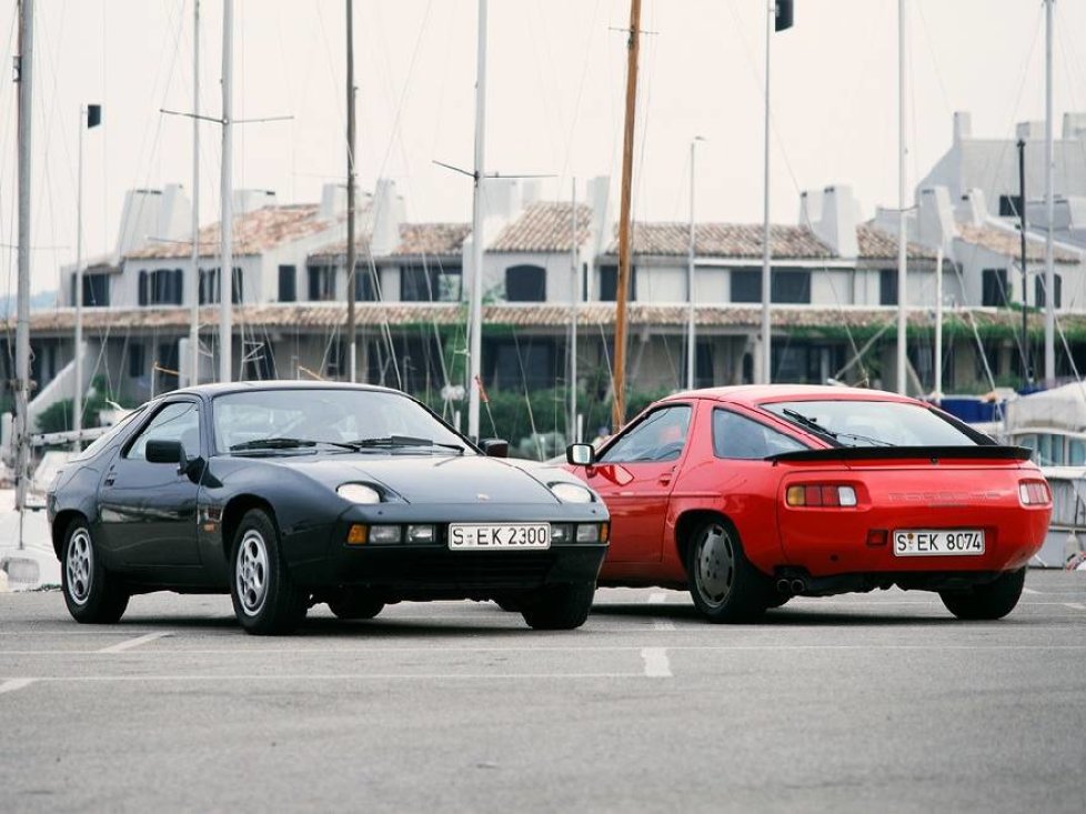 Porsche Typ 928 Coupé (links) und Typ 928 S Coupé (rechts), Mj. 1982