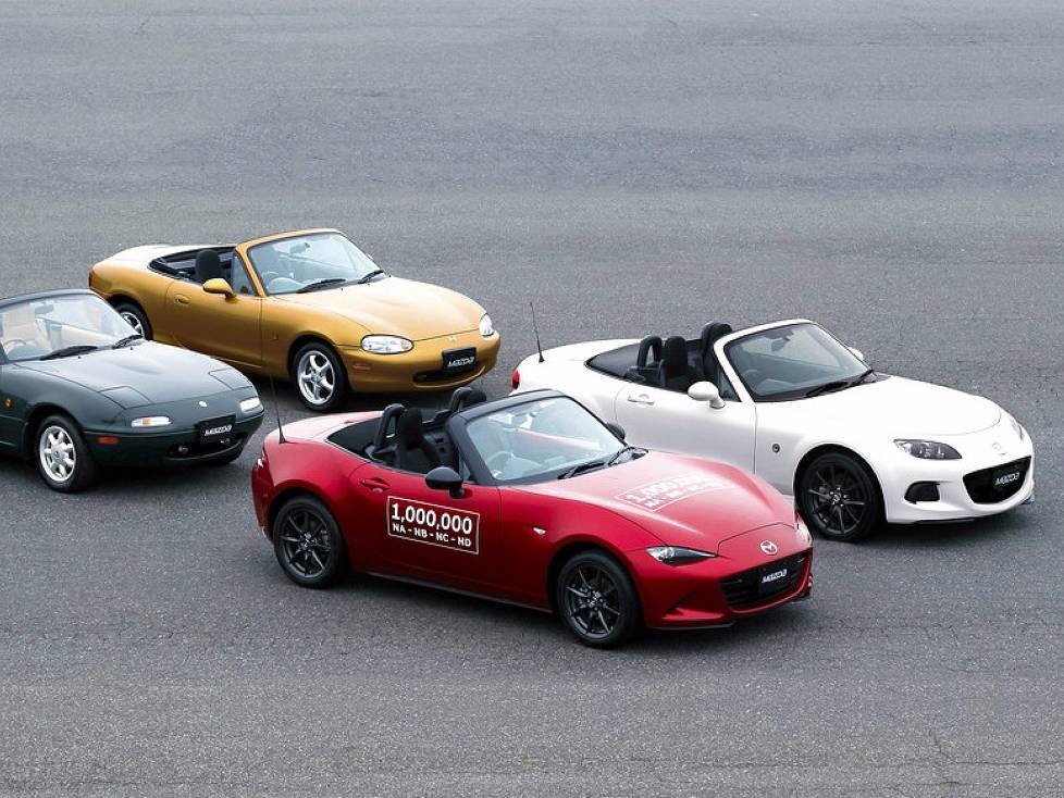 Der einmillionste Mazda MX-5 mit je einem Exemplar der drei Vorgängergenerationen