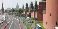 12.07.2008 Moskau, Russland: Mikhail Aleshin steuert seinen Red Bull in einer F1-Präsentation um den Kreml