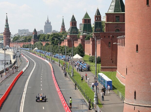 Titel-Bild zur News: 12.07.2008 Moskau, Russland: Mikhail Aleshin steuert seinen Red Bull in einer F1-Präsentation um den Kreml