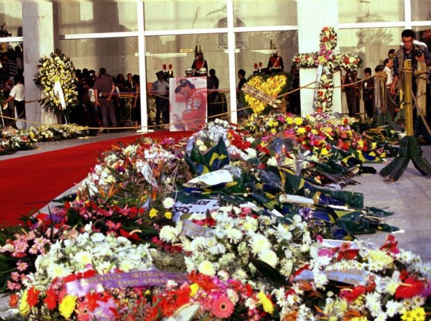 Titel-Bild zur News: Beerdigung Ayrton Sennas